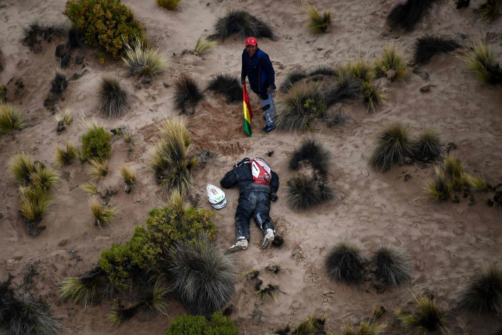 Pereli yang tergeletak itu adalah Guillaume Martens dari Belanda. Dia cuma sedang tidur siang di tengah perjalanan etape tujuh dari La Paz ke Uyuni yang melelahkan.