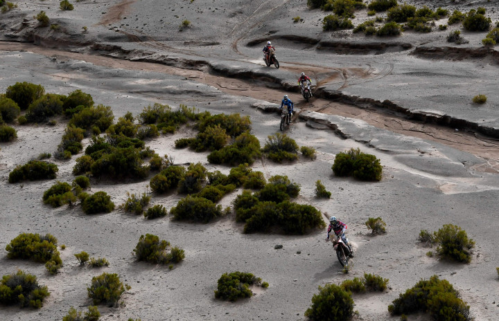 Etape 7 dan 8 yang melintasi medan rawa-rawa dan gurun baru di dataran tinggi Bolivia adalah terberat dari enam sebelumnya.