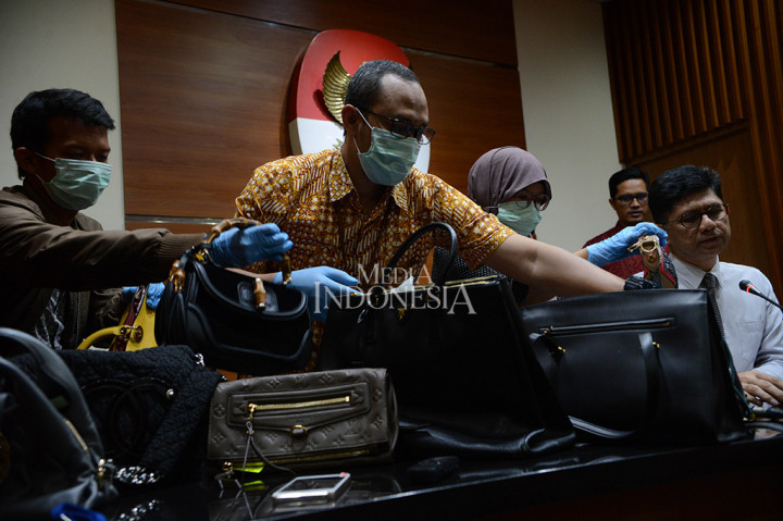 Puluhan tas mewah itu disita tim penyidik saat menggeledah sembilan lokasi di Kukar pada 11 Januari hingga 15 Januari. MI/MOHAMAD IRFAN 
