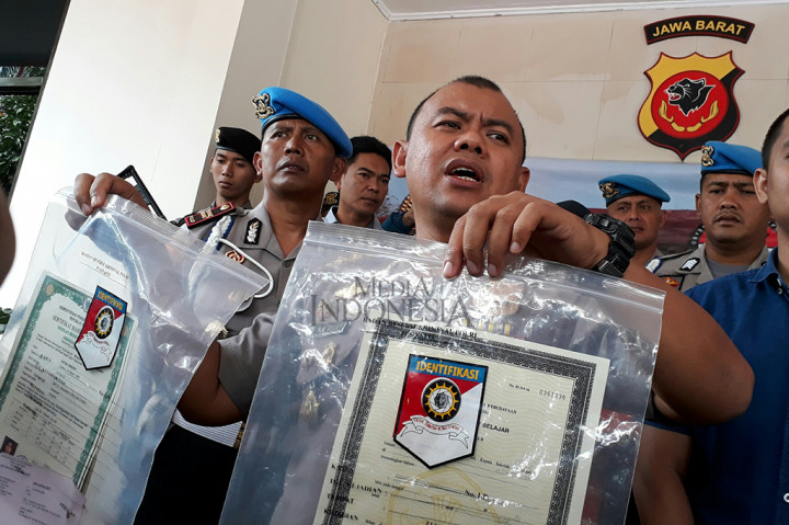 Kapolres Bogor AKBP Andi Muhammad Dicky mengatakan, kasus ini terungkap lantaran adanya laporan dari masyarakat bahwa adanya pembuatan ijazah palsu. Polisi kemudian menangkap NA di Kampung Cikalagan, Desa Cileungsi Kidul, Kecamatan Cileungsi, Kabupaten Bogor pada 8 Januari 2018.