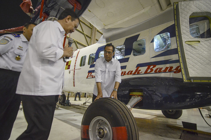 Menteri Perhubungan Budi Karya Sumadi beserta rombongan melakukan peninjauan pesawat purwarupa kesatu N219 Nurtanio, di Hanggar Asembly Line N219 PTDI, Bandung, Jawa Barat.