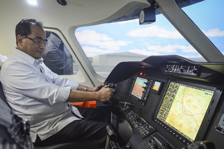Menteri Perhubungan Budi Karya Sumadi mencoba simulator pesawat saat melakukan peninjauan di Hanggar Asembly Line N219 PT Dirgantara Indonesia, Bandung. Budi mengaku kagum dan bangga dengan produk baru yang dibuat PTDI tersebut. 