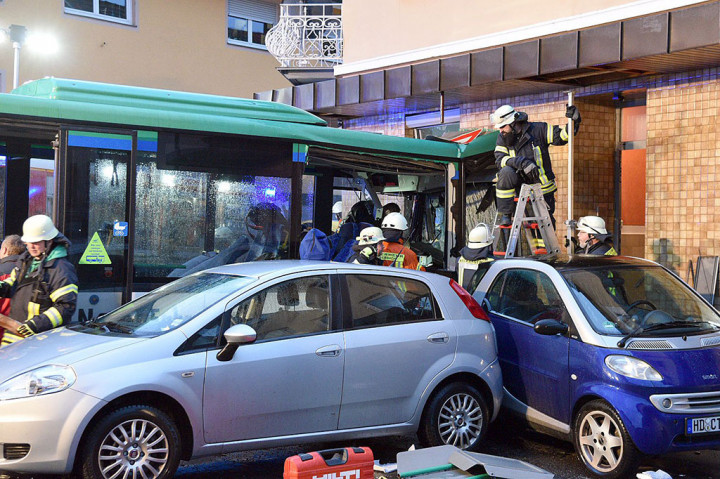 Petugas kepolisian dan pemadam kebakaran berusaha mengevakuasi sebuah bus sekolah yang ringsek setelah menabrak sebuah toko elektronik di Kota Eberbach, dekat Heideleberg, Jerman selatan, Selasa, 16 Januari 2018 waktu setempat.