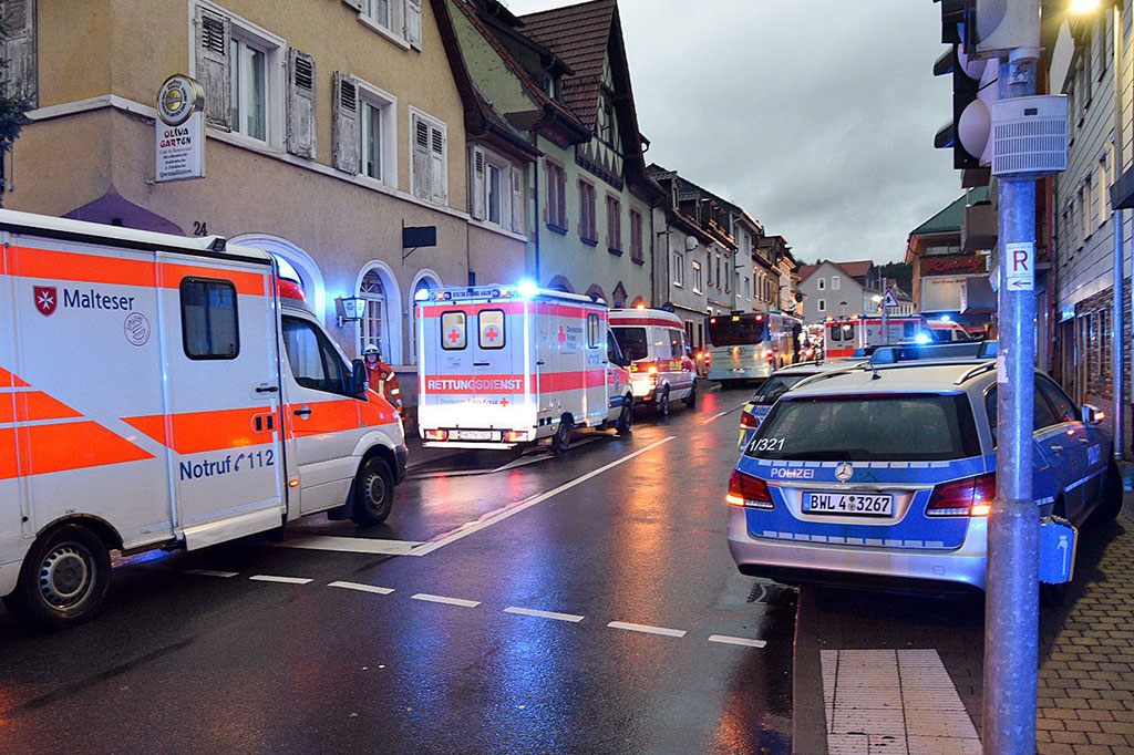 48 orang terluka, 43 di antaranya anak-anak dan total 10 korban menderita luka parah. Tiga helikopter penyelamatan membantu korban ke rumah sakit setempat, sementara tim kesehatan dan ambulans dikirim untuk merawat luka yang lebih ringan di lokasi kejadian.