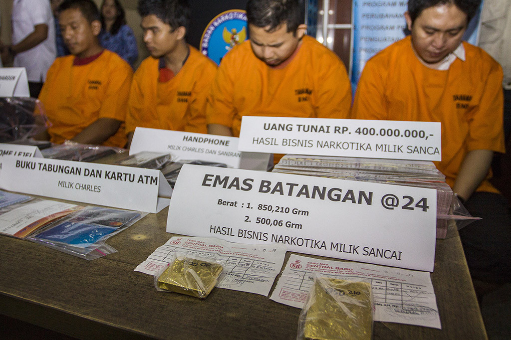 Barang bukti yang berhasil diamankan yaitu dua emas batangan total 1.3kg, sepatu, tv merk LG 32 inc, kalung kesehatan, buku tabungan, handphone dan uang sebesar Rp 400juta.