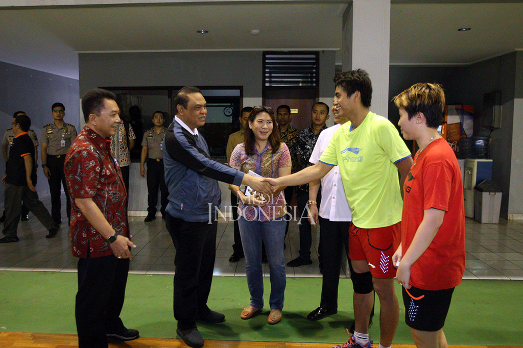 Cdm Indonesia untuk Asian Games 2018 Komjen Syarifuddin (kedua kiri) saat mengunjungi pelatnas bulutangkis di Jakarta.