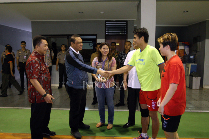 Cdm Indonesia untuk Asian Games 2018 Komjen Syarifuddin (kedua kiri) saat mengunjungi pelatnas bulutangkis di Jakarta.