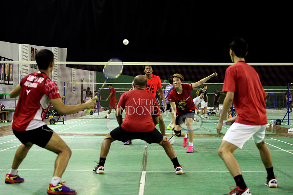 Pebulutangkis Tontowi Ahmad dan Liliyana Natsir berlatih di pelatnas bulutangkis di Jakarta.