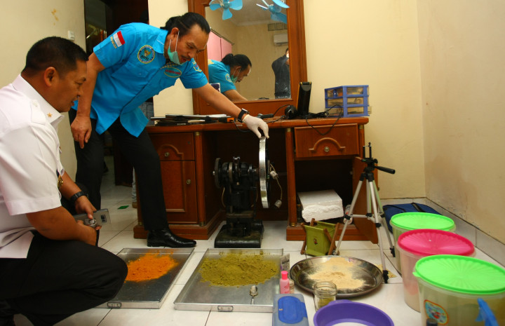 Deputi Bidang Penindakan dan Pemberantasan BNN Irjen Pol Arman Depari (kedua kiri) menunjukkan serbuk yang akan diracik menjadi pil ekstasi.