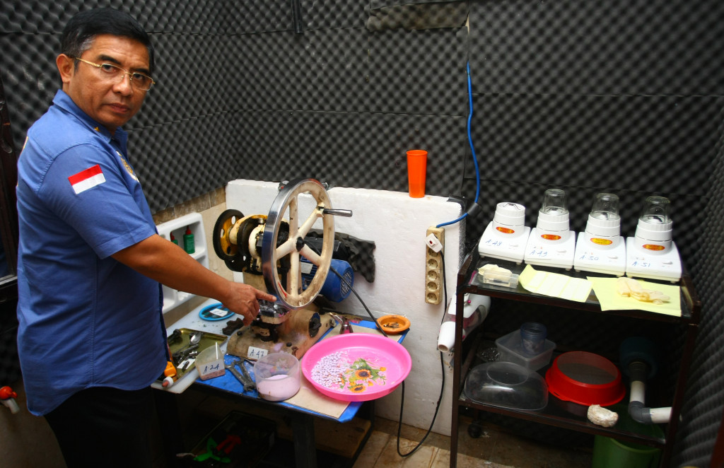 Direktur P2 BNN Brigjen Anjan Pramuka menunjukkan alat produksi ekstasi yang berhasil disita. 