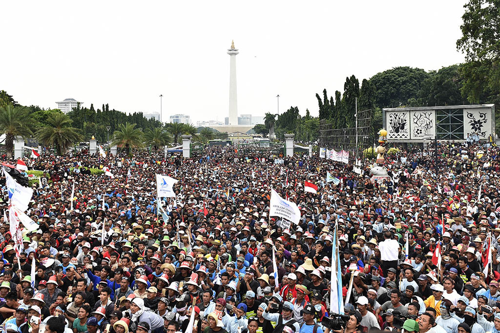 Ribuan nelayan melakukan aksi di depan Istana Merdeka. Pemerintah kemudian mencabut larangan penggunaan cantrang dengan syarat tidak ada penambahan kapal dengan cantrang dan di masa depan beralih ke alat tangkap lain.
