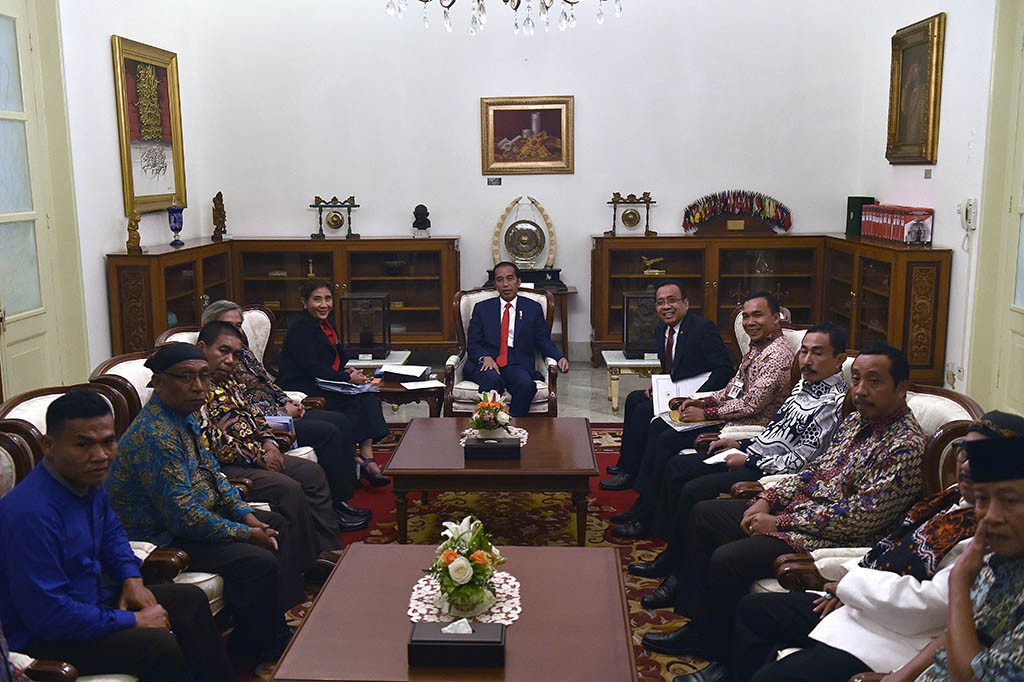 Sebelumnya, Presiden Joko Widodo didampingi Mensesneg Pratikno dan Menteri Kelautan dan Perikanan Susi Pudjiastuti bertemu dan mendengarkan aspirasi perwakilan nelayan terkait pelarangan penggunaan cantrang di Istana Merdeka, Jakarta.

