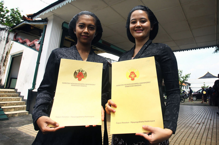 Abdi dalem menunjukkan serat 'kekancingan' atau surat keputusan seusai wisuda abdi dalem di Bangsal Ksatriyan, Keraton Yogyakarta.