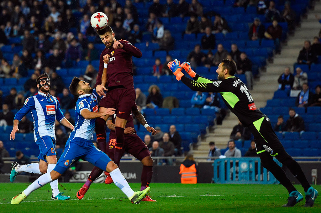 Sementara gol lewat sundulan bek Barcelona Gerard Pique dianulir wasit setelah pemain tersebut dalam posisi offside.