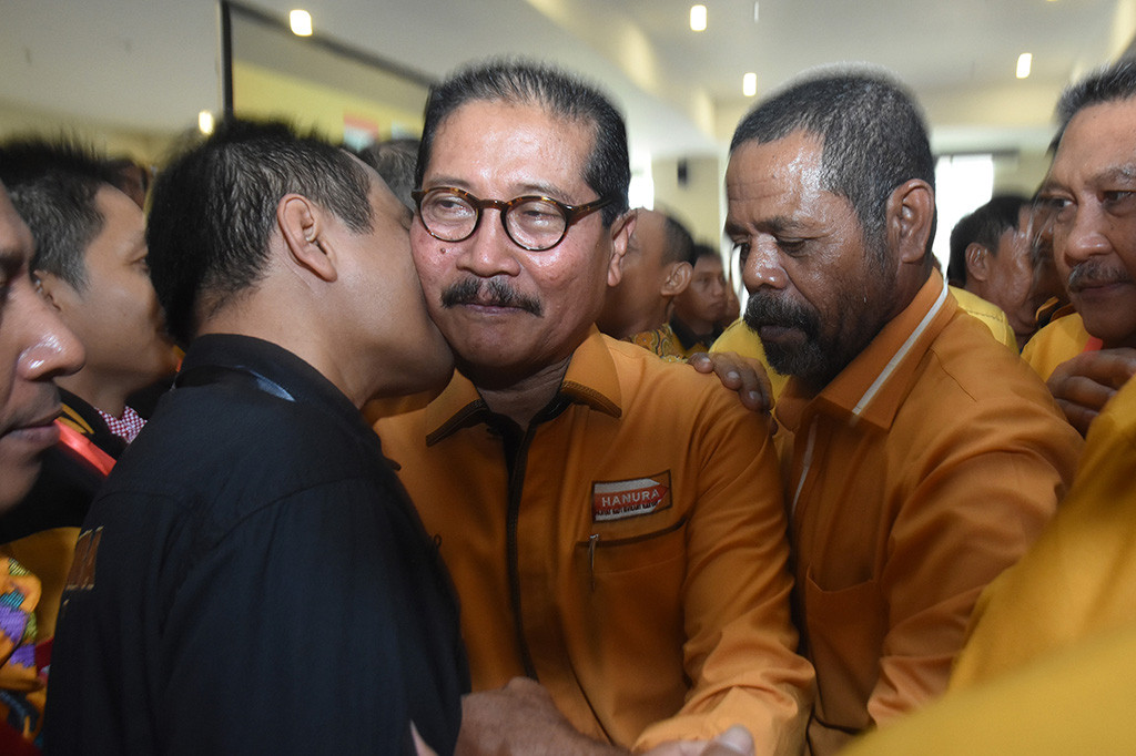 Ketua Umum Partai Hanura terpilih Marsekal Madya TNI (Purn) Daryatmo menerima ucapan selamat dari para kader usai terpilih sebagai ketua umum pada Musyawarah Nasional Luar Biasa (Munaslub) Partai Hanura di kantor DPP Partai Hanura, Cipayung, Jakarta Timur.