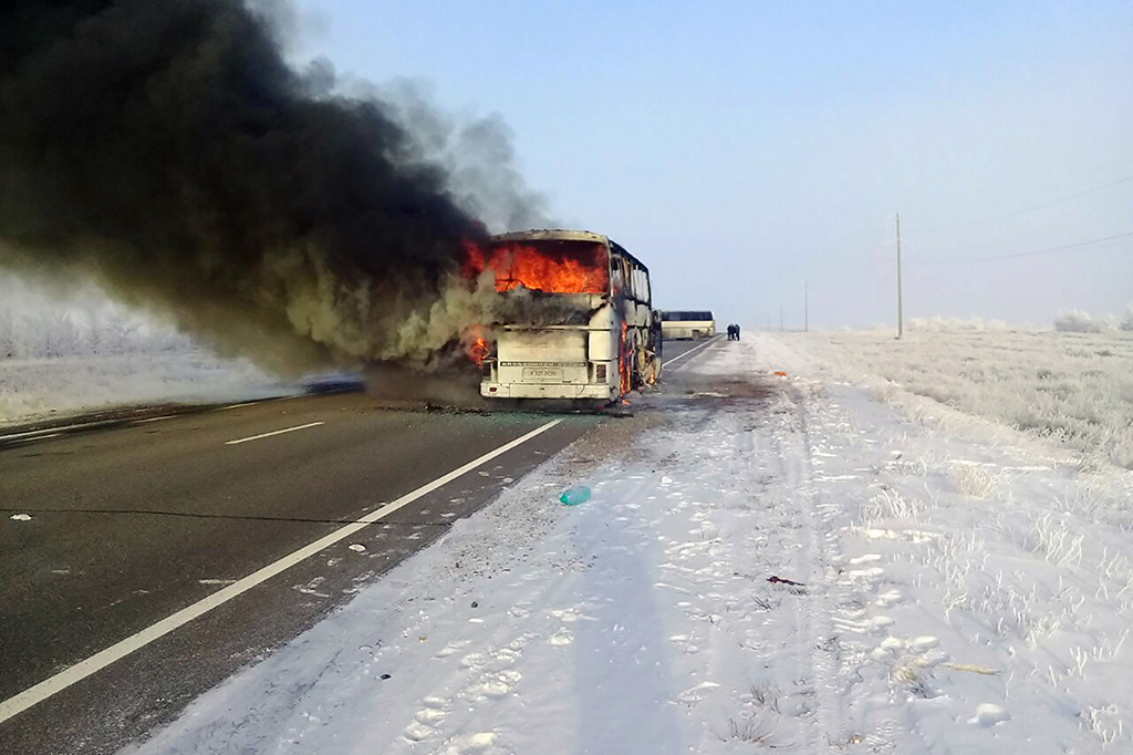 Saat kejadian, bus tersebut tengah melaju di sepanjang jalan di wilayah Aktau, Kazakhstan barat laut yang menghubungkan kota Samara di Rusia dengan Shymkent, sebuah kota di Kazakhstan selatan yang dekat dengan perbatasan Uzbekistan.
