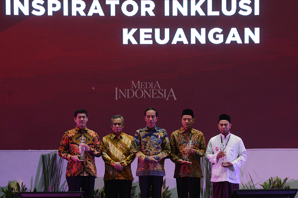 Acara Pertemuan Tahunan Industrsi Jasa Keuangan 2018 juga memberi penghargaan kepada Inspirator Inklusi Keuangan yakni Presdir PT Kelola Mina Laut Gresik Mohammad Nadjikh (kiri), Kades Langgongsari Banyumas Rasim ( kedua dari kanan) dan Ketua Pengurus LKM Syariah Berkah Rizqi Lirboyo Mochammad Syahihul Izza (kanan).