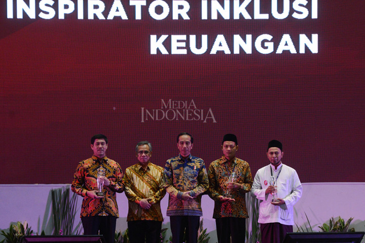 Acara Pertemuan Tahunan Industrsi Jasa Keuangan 2018 juga memberi penghargaan kepada Inspirator Inklusi Keuangan yakni Presdir PT Kelola Mina Laut Gresik Mohammad Nadjikh (kiri), Kades Langgongsari Banyumas Rasim ( kedua dari kanan) dan Ketua Pengurus LKM Syariah Berkah Rizqi Lirboyo Mochammad Syahihul Izza (kanan).