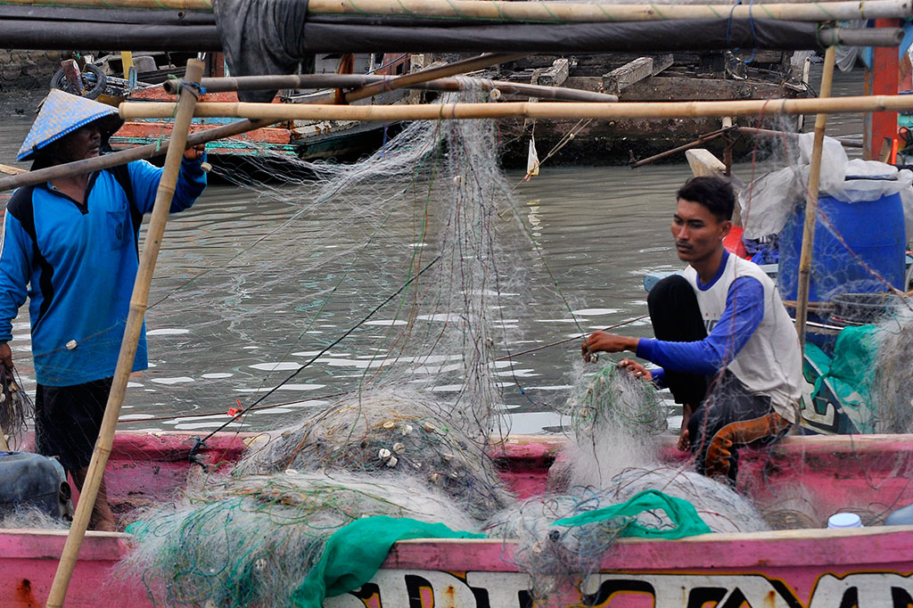 Nelayan cantrang di wilayah pantura Jawa Tengah menyambut gembira kebijakan pemerintah memberi perpanjangan waktu penggunaan cantrang sampai proses pengalihan jenis alat tangkap tersebut selesai.