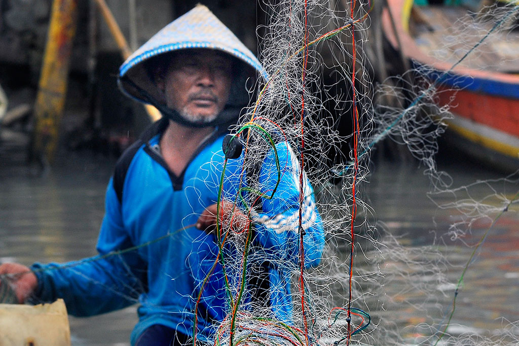 Nelayan cantrang yang boleh beroperasi juga hanya dari Jateng, yaitu Batang, Tegal, Rembang, Pati, Juwana, dan Lamongan.