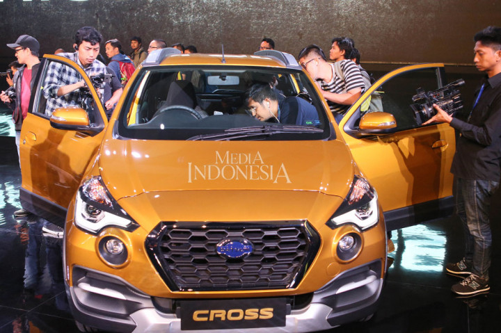 Cross hadir sebagai compact crossover, model yang melengkapi jajaran produk Datsun yang dijual di Indonesia. Sebelumnya, Datsun menjual produk GO dengan bentuk hatchback dan GO+ Panca sebagai multi purpose vehicle. 
