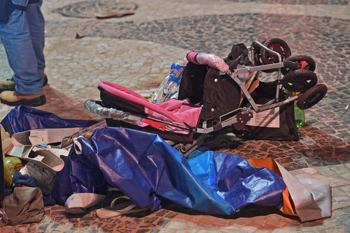 Sejumlah saksi mata menyatakan bahwa mobil tersebut tiba-tiba oleng dan masuk ke trotoar, menabrak kerumunan pengunjung, meja, kursi serta kereta dorong bayi, sebelum berhenti di pasir pinggir pantai.