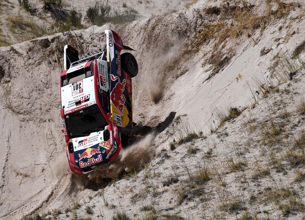 Pereli handal sekelas Nasser Al-Attiyah yang membesut Toyota Hi Lux pun sempat terjungkal gara-gara jebakan tebing curam.