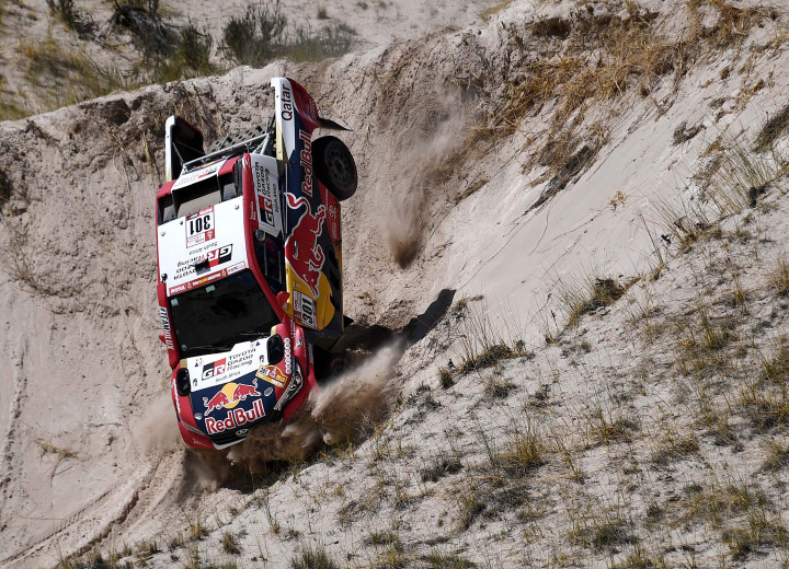 Pereli handal sekelas Nasser Al-Attiyah yang membesut Toyota Hi Lux pun sempat terjungkal gara-gara jebakan tebing curam.