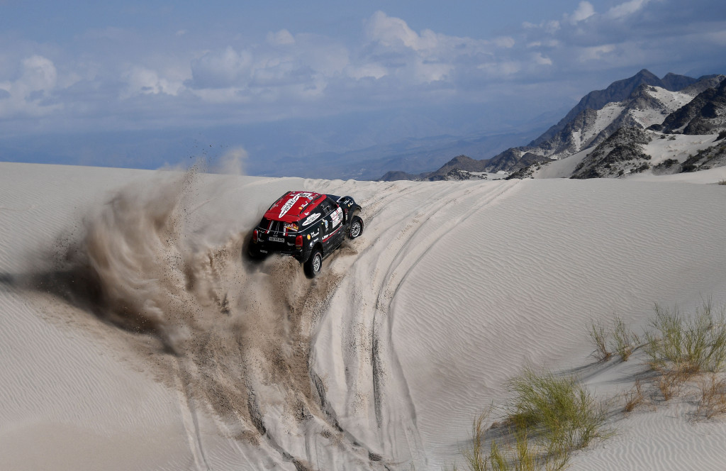 Mini X-Raid susah payah memotong jalur ban untuk dapat mendaki punggung gunung pasir yang lembut.