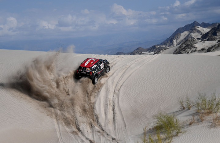 Mini X-Raid susah payah memotong jalur ban untuk dapat mendaki punggung gunung pasir yang lembut.