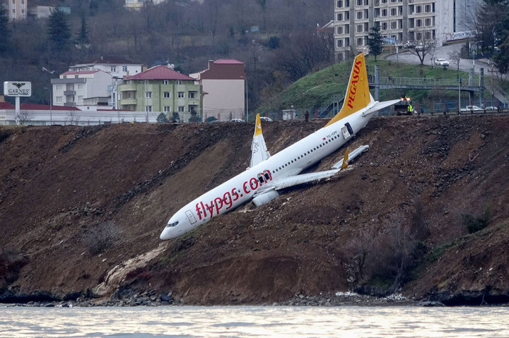 Sebelumnya, pesawat Boeing 737-800 milik maskapai penerbangan Pegasus Airlines mendarat dengan normal di Bandara Trabzon pada Sabtu, 13 Januari 2018 malam waktu setempat, dalam penerbangan dari Ankara. 