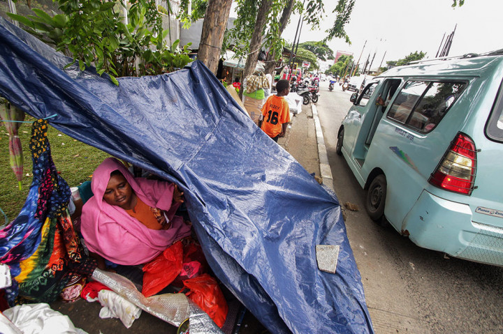 Dengan membangun tenda ala kadarnya, sekitar 60 WNA yang merupakan pencari suaka bertahan di trotoar depan Rumah Detensi Imigrasi Kalideres, Jakarta. Selama 17 minggu mereka bertahan di tempat tersebut karena ruangan Rumah Detensi Imigrasi penuh. 