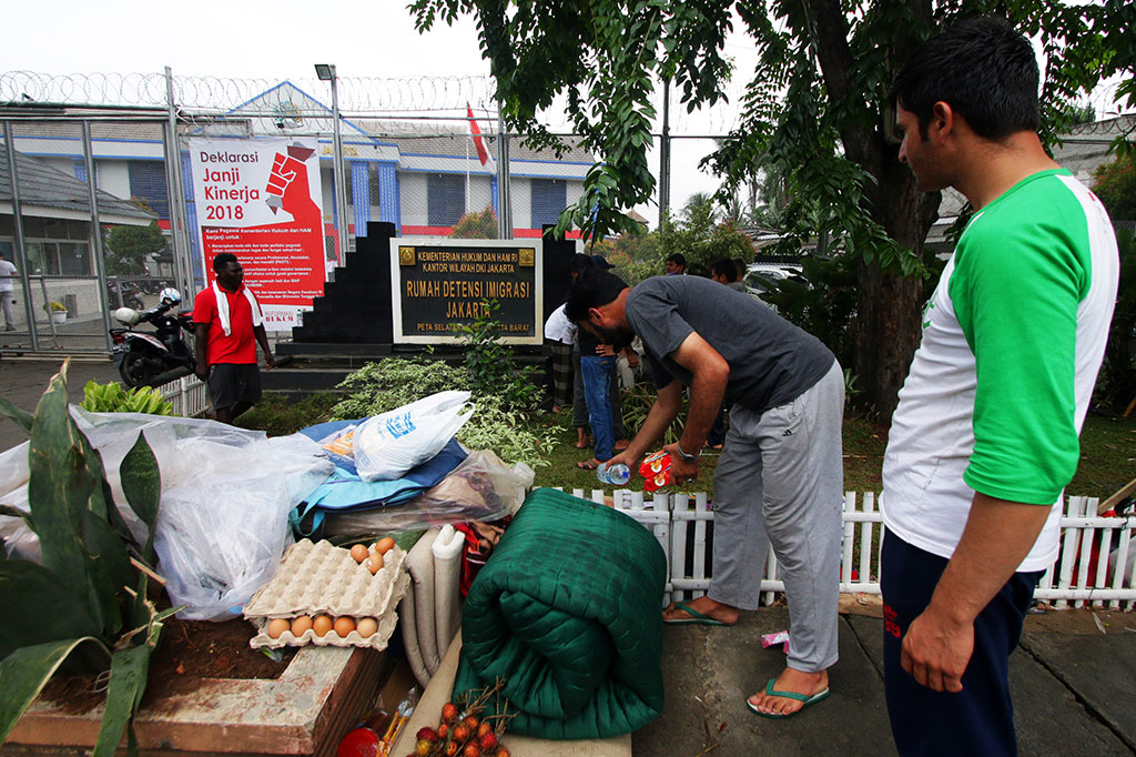 Kondisi mereka sangat memprihatinkan dan sering mendapatkan bantuan makanan, air, pakaian, dan bahan pokok lainnya dari warga sekitar.