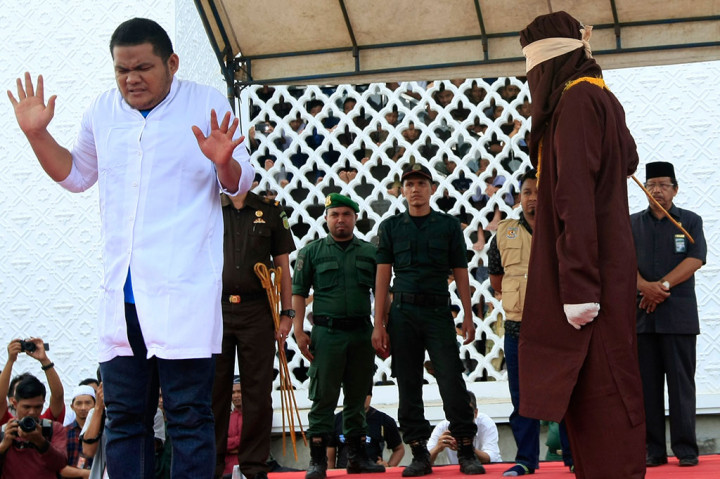 Prosesi eksekusi cambuk dipusatkan di Masjid Baiussalihin, Ulee Kareng, Banda Aceh, Jumat, 19 Januari 2018.