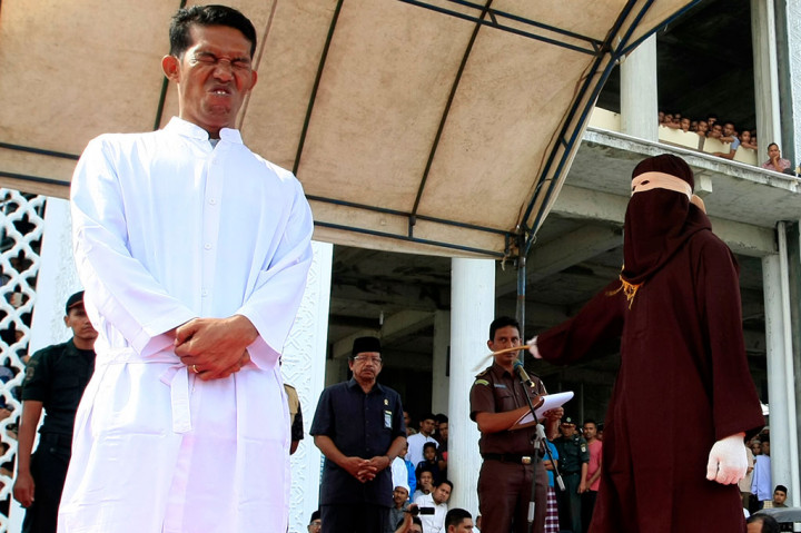 Mereka yang dicambuk enam orang terlibat maisir atau perjudian, tiga melakukan ikhtilat atau mesum, dan seorang lagi terbukti bersalah melakukan perbuatan khamar atau minuman keras.