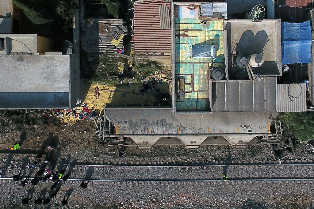 Sebuah gerbong kereta api kargo terguling dan menimpa beberapa rumah di Kota Ecatepec, sebelah utara Mexico City, Meksiko, Kamis, 18 Januari 2018 waktu setempat.