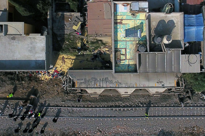 Sebuah gerbong kereta api kargo terguling dan menimpa beberapa rumah di Kota Ecatepec, sebelah utara Mexico City, Meksiko, Kamis, 18 Januari 2018 waktu setempat.