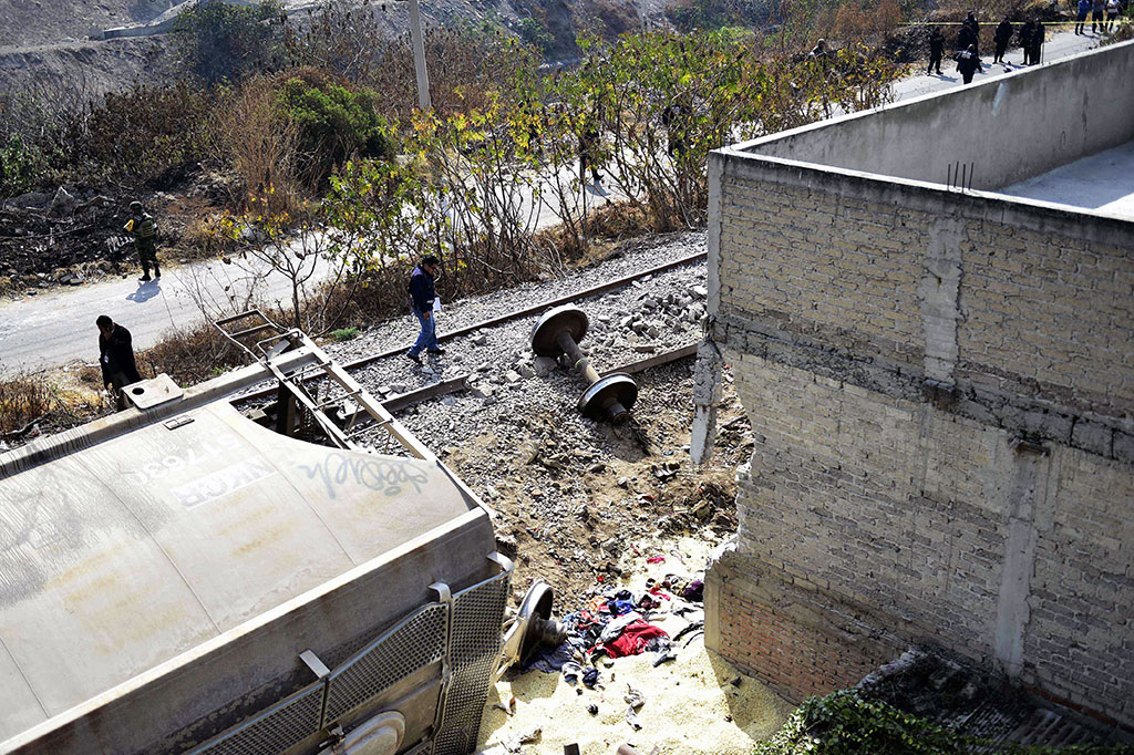 Rangkaian kereta yang membawa jagung meluncur sebelum pukul 06.00 waktu setempat, sebelum sebuah gerbong tergelincir keluar jalur dan menghantam beberapa rumah di pinggir rel.