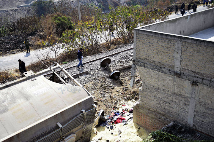Rangkaian kereta yang membawa jagung meluncur sebelum pukul 06.00 waktu setempat, sebelum sebuah gerbong tergelincir keluar jalur dan menghantam beberapa rumah di pinggir rel.