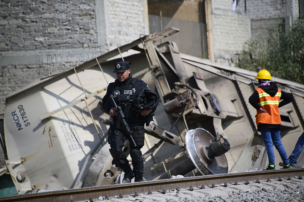 Sedikitnya lima orang tewas akibat kecelakaan tersebut. Belum jelas apakah mereka tewas akibat tertimpa puing-puing dari dinding yang ditabrak kereta, atau tertimbun jagung yang tumpah dari gerbong.