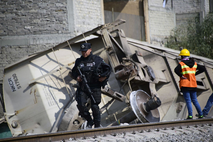 Sedikitnya lima orang tewas akibat kecelakaan tersebut. Belum jelas apakah mereka tewas akibat tertimpa puing-puing dari dinding yang ditabrak kereta, atau tertimbun jagung yang tumpah dari gerbong.