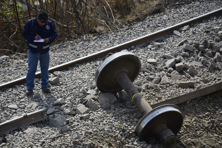 Petugas tengah menyelidiki penyebab kecelakaan tersebut. 
