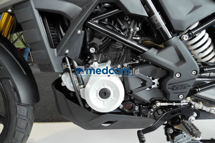 Bicara soal performa, G 310 GS mengusung mesin 313 cc, water cooled, single cylinder 4 stroke engeine, four valve, two overhead camshaft and finger followers, wet sump lubrication.