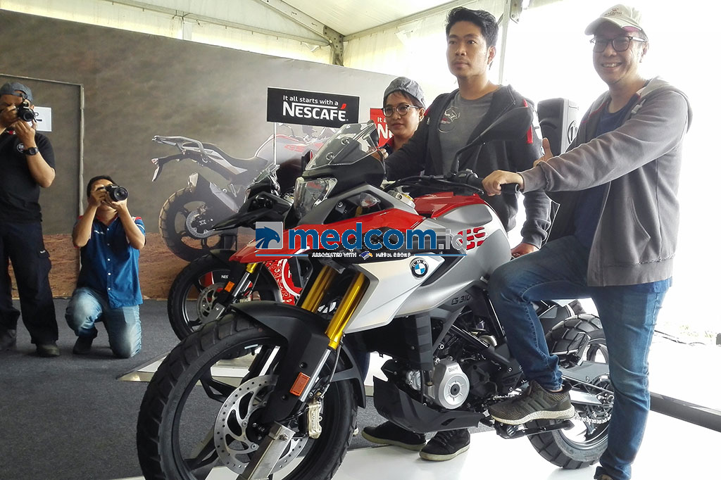 Cheif Executive Officer BMW Motorrad Indonesia, Joe Frans (tengah), memperenalkan varian baru BMW G 310 GS yang bakal mengisi segmen adventure entry level kelas 300 cc Tanah Air.