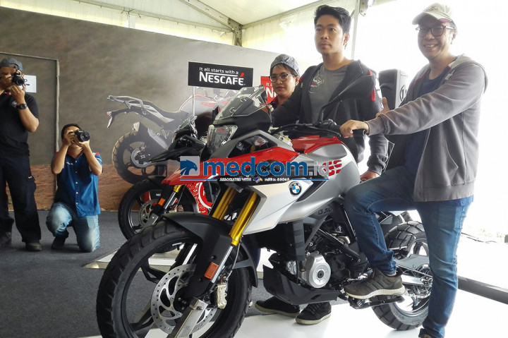Cheif Executive Officer BMW Motorrad Indonesia, Joe Frans (tengah), memperenalkan varian baru BMW G 310 GS yang bakal mengisi segmen adventure entry level kelas 300 cc Tanah Air.