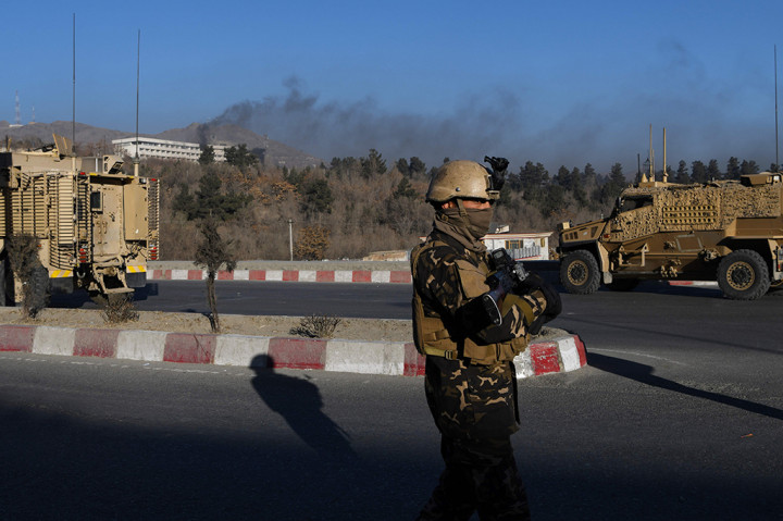 Asap tebal tampak membubung dari hotel tersebut. Kendaraan militer AS berada di dekat hotel bersama dengan polisi dari Afghanistan.