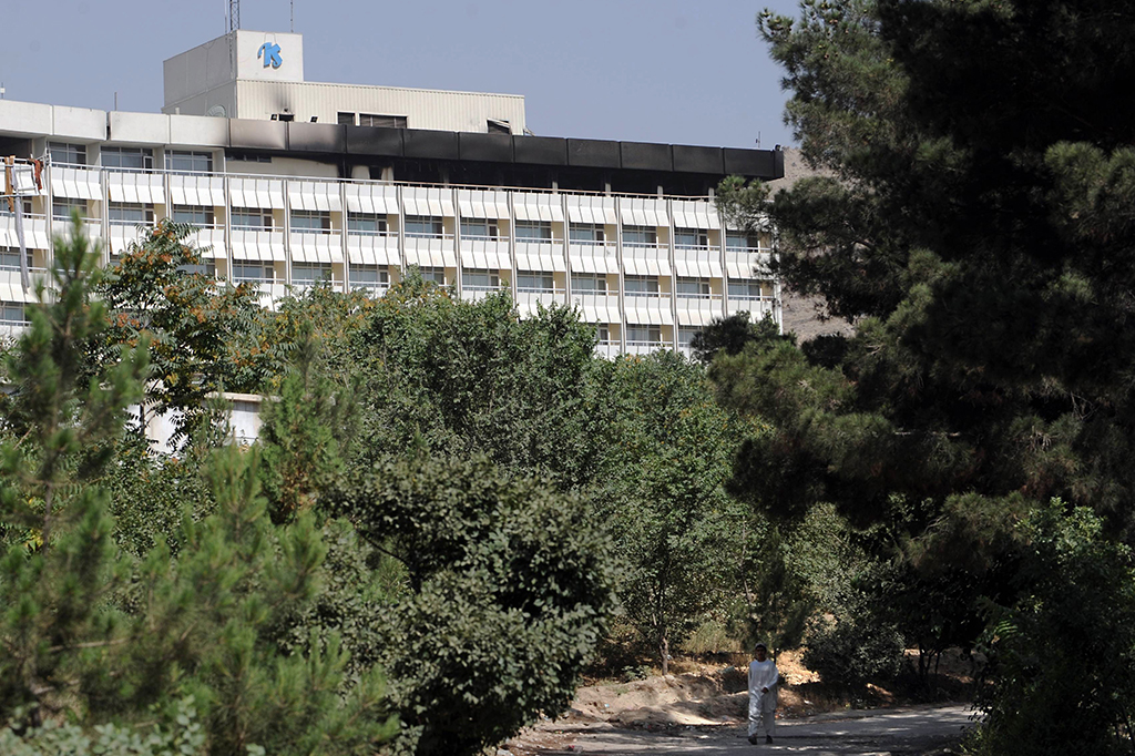 Intercontinental Hotel ini merupakan salah satu hotel mewah di Kabul. Pada saat kejadian, sedang ada konferensi teknologi yang melibatkan 100 manajer IT.