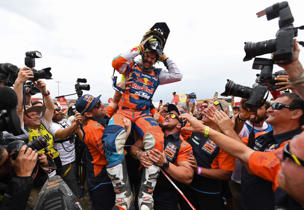 Matthias Walkner digendong tim KTM yang menyambutnya. Pereli asal Austria ini memuncaki podium kelas sepeda motor yang sekaligus mengukuhkan dominasi KTM selama beberapa seri terakhir.