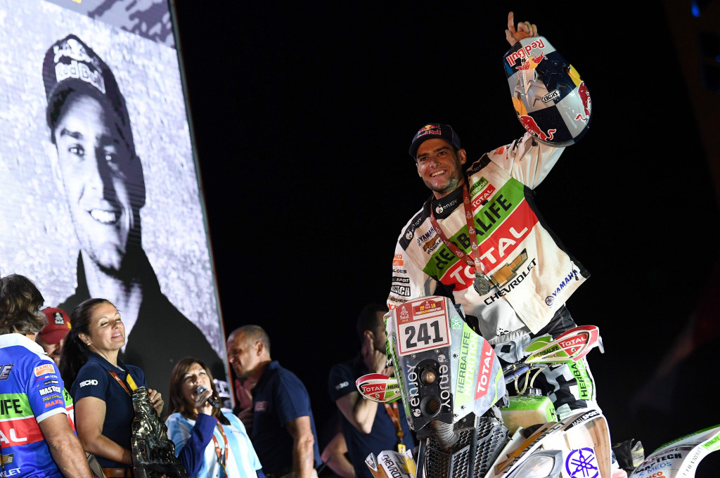 Ignacio Casale (Yamaha/Chile) bersiap menerima trophy kemenangannya untuk kategori quad. Podium kelas quad dikuasai pereli Amerika Selatan.