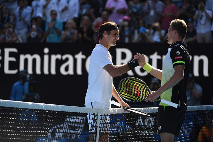 Dalam pertandingan di Rod Laver Arena, Senin (22/1/2018), Federer menuai kemenangan 6-4, 7-6(3), 6-2 atas petenis Hungaria, Marton Fucsovics. 